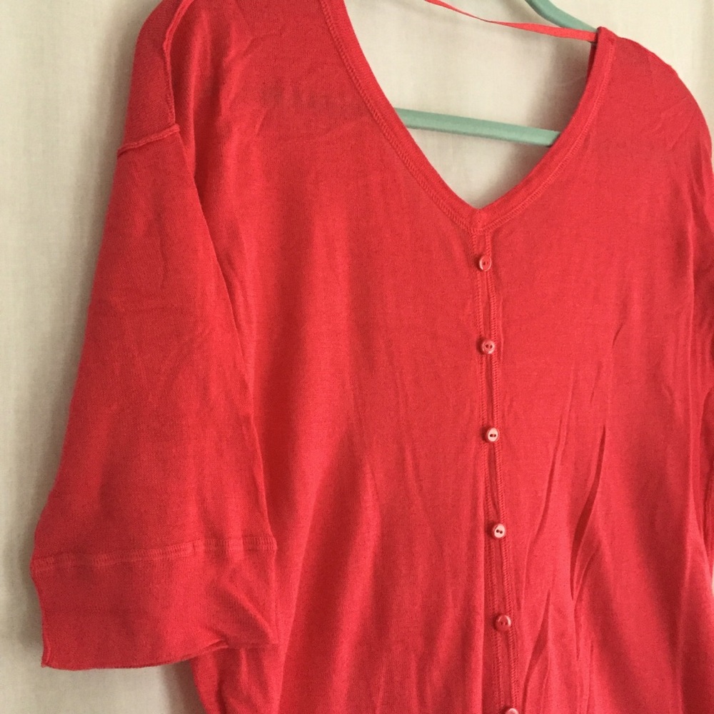 Red V- Neck Short Sleeves Light Sweater Size M